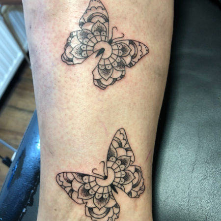 Fineline Schmetterling Tattoo, gestochen in meinem Studio in Düsseldorf